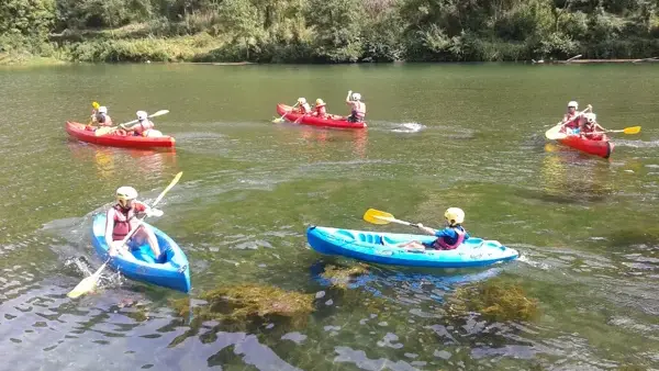 Faire du canoë dans les Gorges du Tarn entre amis