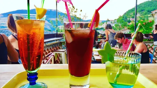 Boire un verre dans les gorges du Tarn