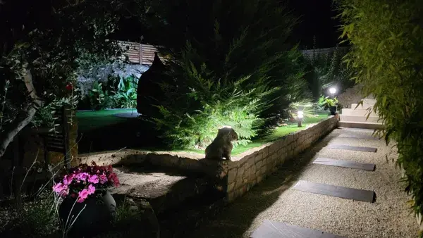 Le mas Rolland - allée arrivée de nuit