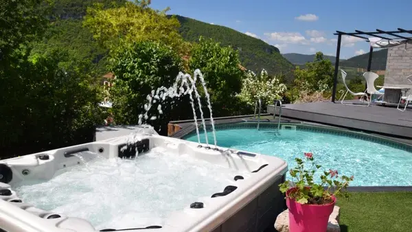 jacuzzi et piscine extérieures avec vue panoramique sur les Gorges du Tarn Le Soleilo