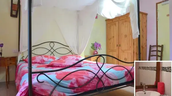 chambre romantique avec lit à baldaquin pour se retrouver en 2 en amoureux Le Soleilo