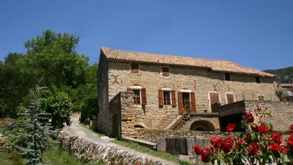 chambres d'hôte et gîte dans un mas en pierres du 18ème siècle Le Soleilo