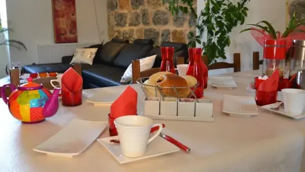 Petit déjeuner copieux servi dans la salle commune ou en chambre Le Soleilo