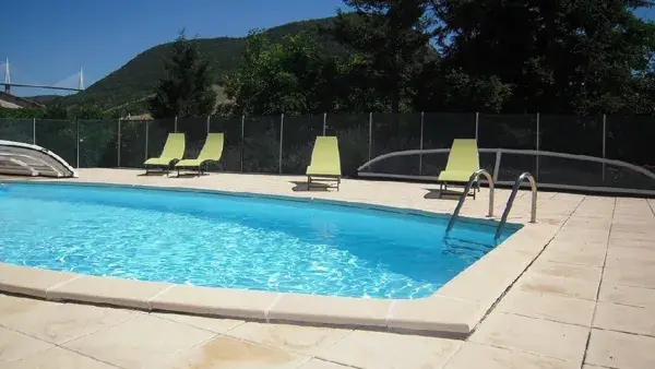 Piscine , vue sur le Viaduc de Millau