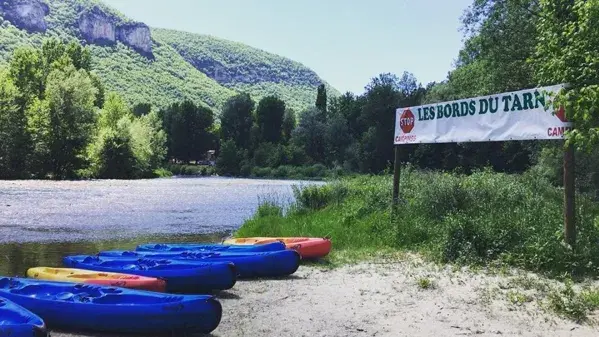 Arrivée des canoës sur la plage du camping