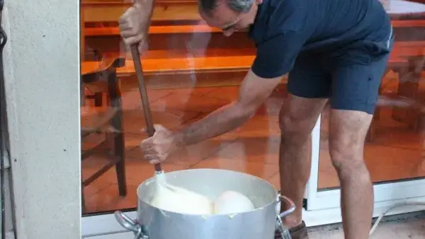 préparation de l'aligot, c'est plutôt physique !