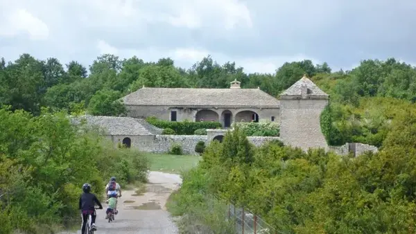 Randonnées VTT sur le Larzac, ferme Templière de Brouzes du Larzac