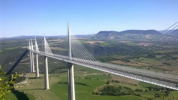 Randonnée pédestres avce point de vue majestueux du Viaduc de Millau