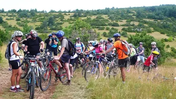 randonnée VTT organisée sur le Larzac et les corniches du Larzac avce vue sur Millau.