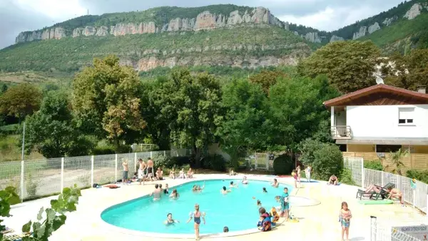 CAMPING LE SAINT LAMBERT, piscine et vue sur la Pouncho d'Agast