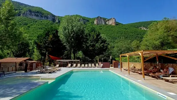 Camping Taranis_Piscine vue sur les gorges