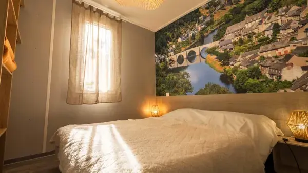 Chambre avec lit en 140 chalet du bastié 12 140 Entraygues sur Truyère