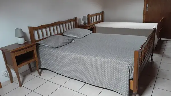 CHAMBRE avec lit 140, 90 et lit bébé