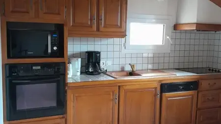 cuisine équipée ouverte sur la salle à manger