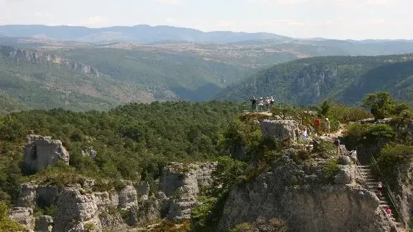 Panorama sur le Larzac depuis le Causse Noir