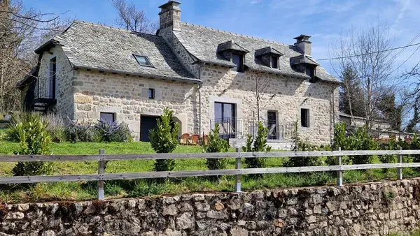 Gîte de la Viadène – Lieu d’accueil de la retraite
Situé dans un hameau typique et préservé, le Gîte de la Viadène offre un cadre calme et inspirant, idéal pour vivre une retraite de ressourcement. L’environnement naturel invite au ralentissement, à l’introspection et à la reconnexion à soi.
Le lieu dispose d’une salle dédiée à la pratique du yoga et de la méditation, lumineuse et paisible, parfaitement adaptée aux séances quotidiennes. Entre temps de pratique, moments de repos et immersion dans la nature environnante, ce gîte constitue un espace propice à une expérience profonde et régénérante.
Un lieu simple et authentique, pensé pour soutenir le chemin intérieur et le bien-être global tout au long de la retraite.