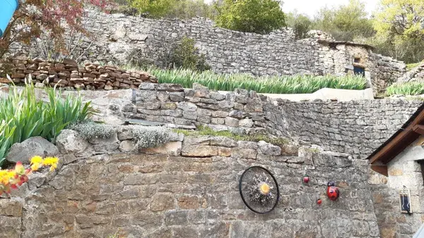 TERRAIN EN TERRASSE (anciennes vignes)