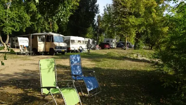 Emplacements spatieux au bord du Tarn