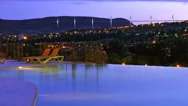 Depuis la piscine, vue sur le viaduc