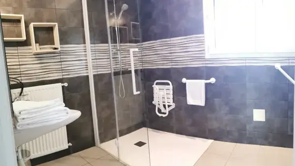 Salle de bain PMR