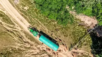 Roulotte tirée par un tracteur pour faire la visite du parc animalier, proche de Rodez.