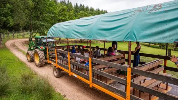 Roulotte dans laquelle vous faite la visite du parc animalier Saint Hubert et prise par Terres d'Aveyron