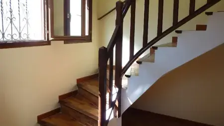 Escalier qui dessert les pièces du logement