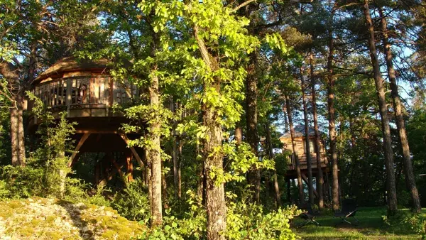 Les cabanes perchées - Nuit insolite en amoureux en Aveyron