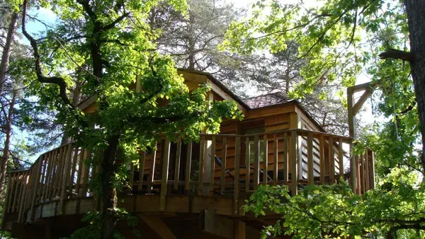 Cabane perchée Candice - Hébergement insolite avec Spa dans le Sud Aveyron