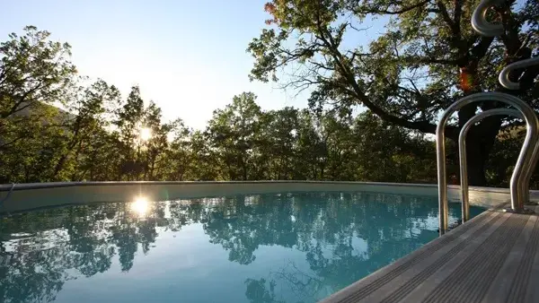 Piscine commune - Location insolite en Aveyron