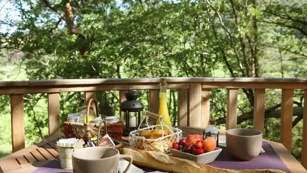 Cabane de Lily en Aveyron- Petit déjeuner sur la terasse