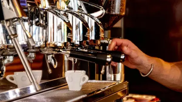 Commencez la journée avec le café d'exception de Maison Richard, servi par notre équipe dès 8h. Découvrez une expérience caféinée de qualité pour bien démarrer votre journée chez nous.