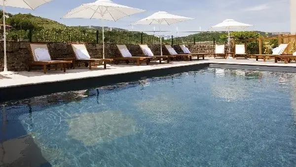 Piscine avec vue sur le viaduc