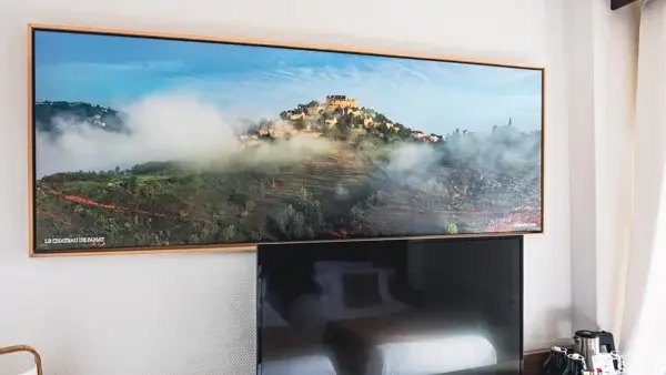 Télévision et bureau de travail