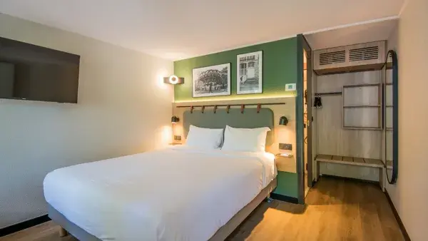Chambre avec un grand lit