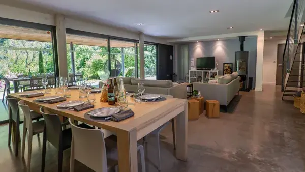 Pièce à vivre, ambiance naturelle et contemporaine, accès adapté aux personnes à mobilité réduite.