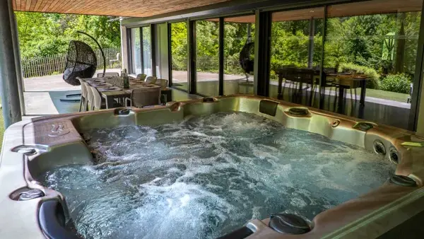 Jacuzzi et grande terrasse couverte