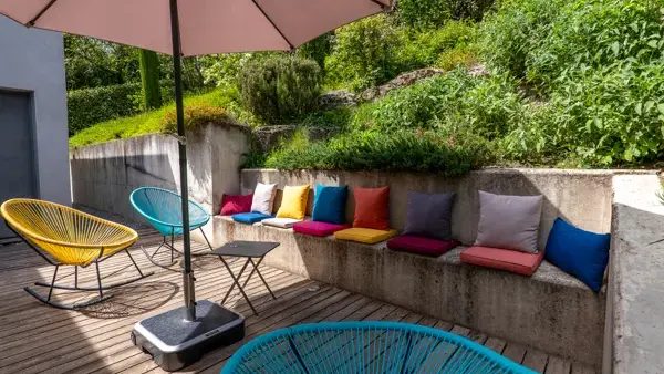 Terrasse à l'étage près terrain pétanque