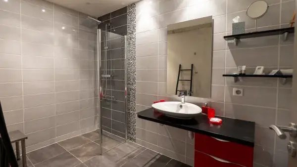 Salle d'eau accès adapté aux personnes à mobilité réduite