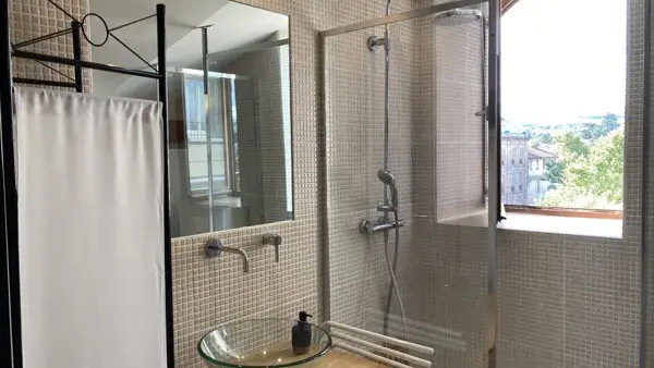 salle de bains avec douche à l'italienne