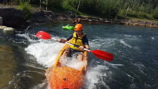 Découvrez le kayak avec votre moniteur au Parc aqua vagues de Millau.