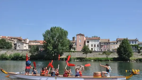 Des activités aux portes de Millau. Côté eau calme, découvrez le dragon boat avec nos moniteurs.