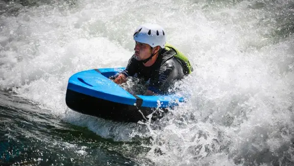 Profitez des sensations au plus près des vagues avec l'hydrospeed!