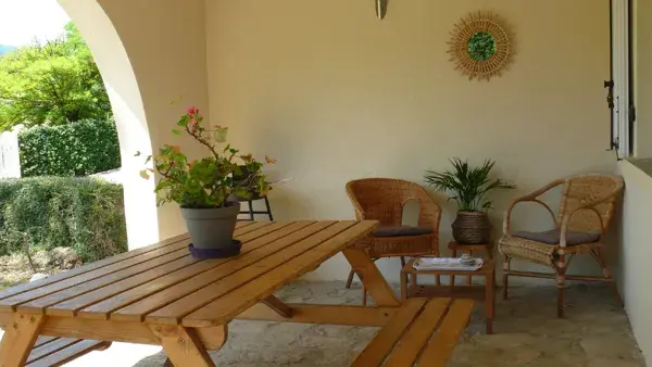 Terrasse abritée du Gîte chez Marie compeyre