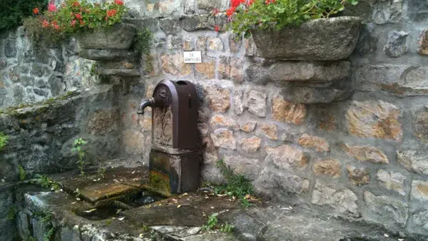 Fontaine dans le village de Compeyre