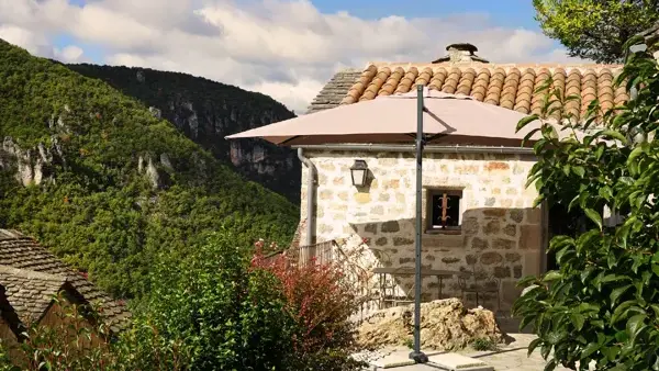 Vue exceptionnelle sur le Larzac et accès aux espaces extérieurs du gite exception Aveyron Le Colombier Saint Veran