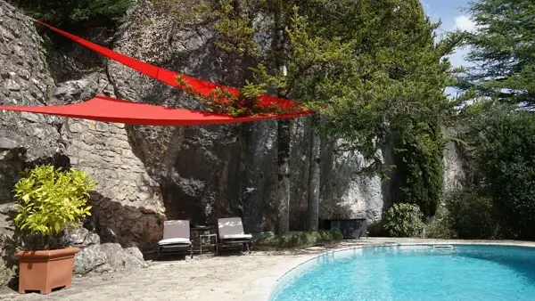 La piscine dans son écrin de verdure du gîte de charme Le Colombier Saint-Véran