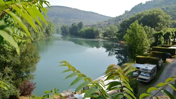 Emplacements de camping avec vue sur la rivière