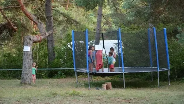 ECO-CAMPING DU LARZAC, aire de jeux, trempoline.