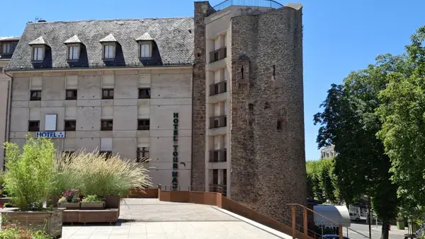 Façade de l'hôtel, depuis la place Foch